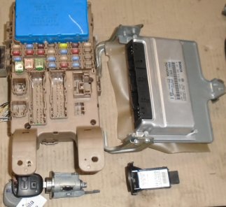 Toyota Corolla IX (2006) Motorvezérlő egység + gyújtáskapcsoló+immobiliser