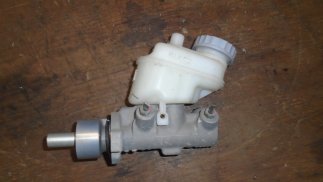 Suzuki Ignis II (2003) Főfékhenger tartállyal